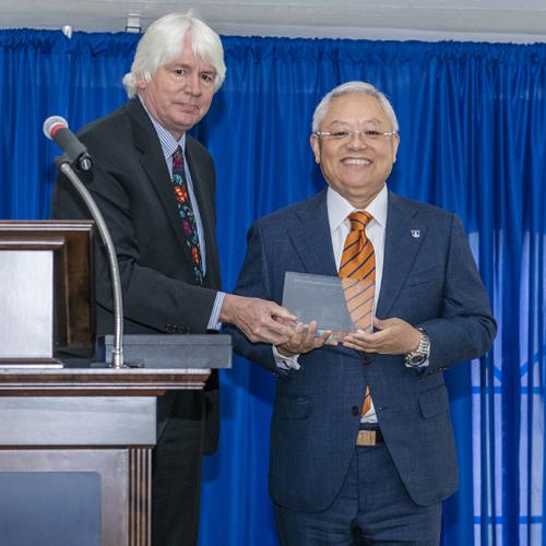 MechSE department head Tony Jacobi with alumnus Sidney Lu. (October 2018)