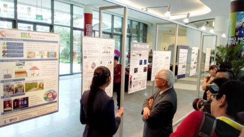 Dolaana presents her research to Dr. Tony Tan Keng Yam, the President of Singapore.