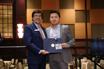Wang receiving his poster award from ASME.