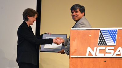 MechSE Department Head Placid Ferreira presents Boyce with the certificate for the Alwin Schaller Distinguished Lecture.