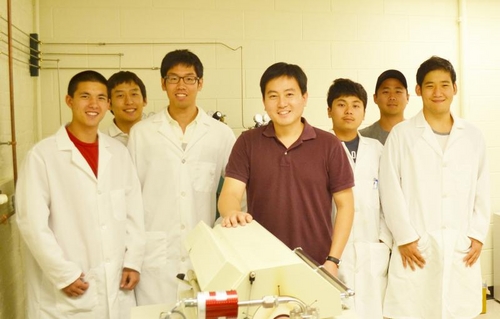 Assistant Professor SungWoo Nam and his research group. (From left: Ryan Han, Jaehoon Bang, Jonghyun Choi, Assistant Professor Nam, Mike Wang, Jihyung Kim, and SungGyu Chun.)