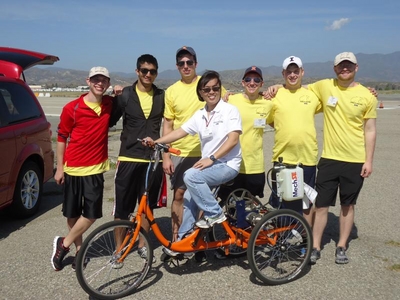 MechSE associate professor Elizabeth Hsiao-Wecksler with the 2013 Chainless Challenge Illinois team