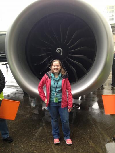 Erin Sangsomwong in front of a Boeing 737.
