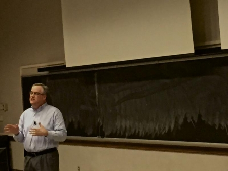 MechSE alumnus (BSME '81) and patent attorney Hugh Abrams speaks to ME 390 students.