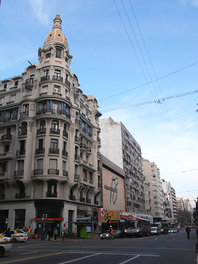 Main thoroughfare on el 18 de Julio.